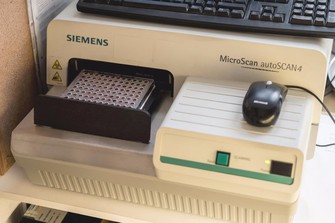 Siemens MicroScan autoSCAN4 zur mikrobiologischen Laboranalyse